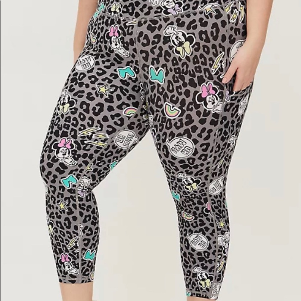 Absolutely adorable Disney Minnie Mouse active crop leggings